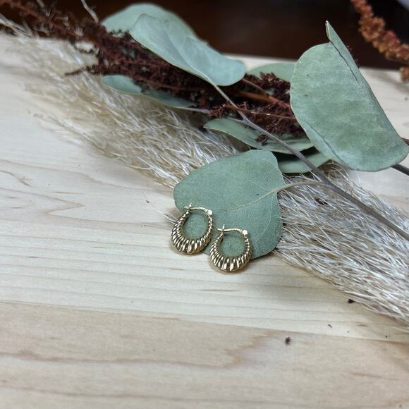 Vintage DN 14K Croissant Gold Scalloped shrimp style Hoop Earrings - Picture 3 of 9